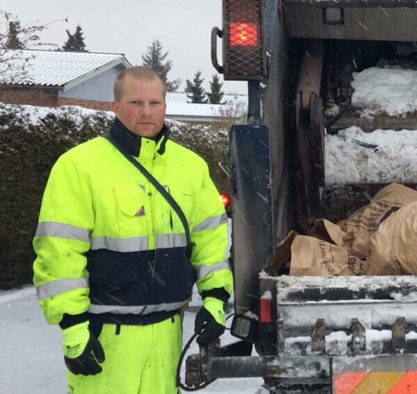 I sne og slud kører skraldemanden ud