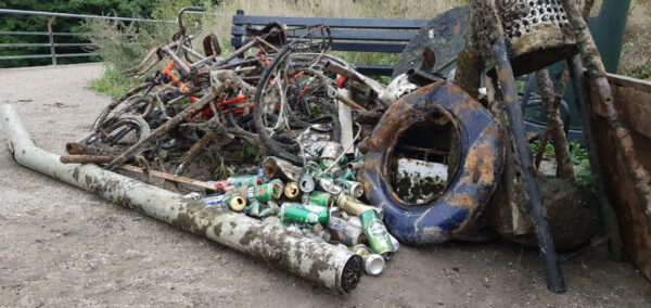 Dykkernes fangst i Susåen: Cykler, skraldespande, masser af flasker og metal samt en enkelt lygtepæl